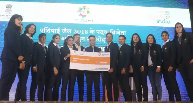 Kiren Rijiju facilitates Indian women’s kabaddi team that clinched silver a medal at the 18th Asian Games; in New Delhi, on Sept 4, 2018.