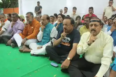 New Delhi: BJP workers led by Union Ministers Vijay Goel, Harsh Vardhan and Jitendra Singh stage a silent protest against violence during BJP president Amit Shah