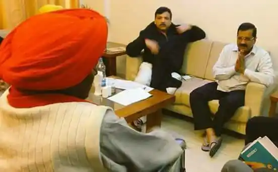 Kejriwal is seen apologising to Bant Singh for having inducted his attackers in the same rally as his.
