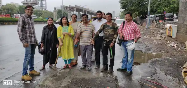 Filling potholes in West Goregaon.Pothole filling by citizen Alert #PotholeWarriors Team Mumbai 30june2019 on Goregaon East WEH