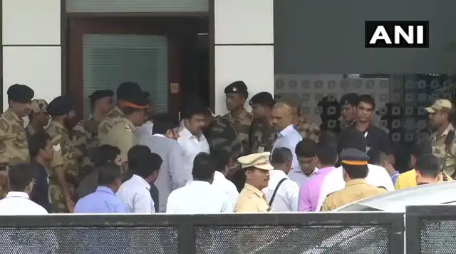 The rebel MLAs reach Mumbai’s Chhatrapati Shivaji International Airport.