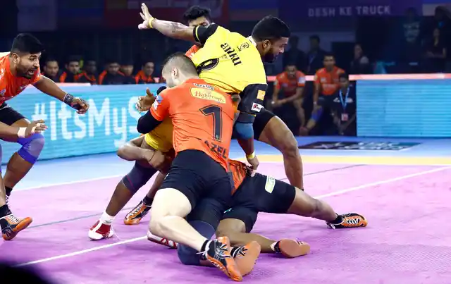 Resolute defending helped Mumbai inflict another All-Out with two minutes remaining.