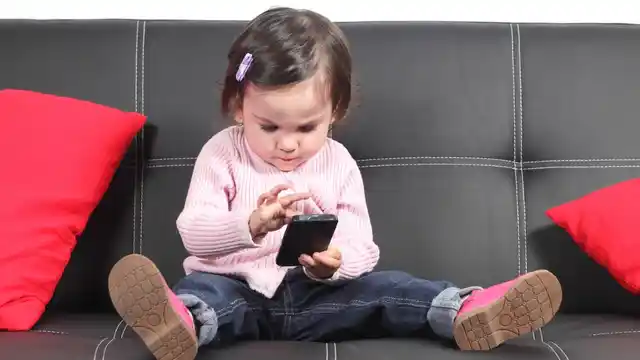<span style="white-space: pre-wrap; background-color: rgb(255, 255, 255);">Don’t give your kids your phones just to keep them occupied.</span>