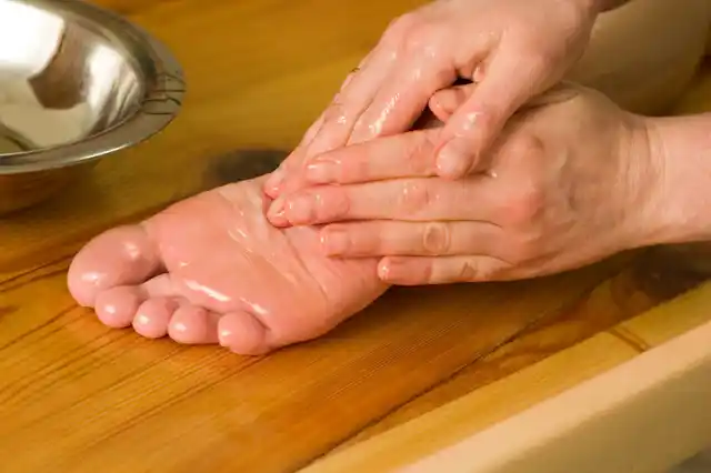 For the benefits of the oil to penetrate our deepest tissues, ideally 15 minutes of massage is recommended.