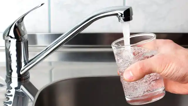 People tend to confuse thirst with hunger.