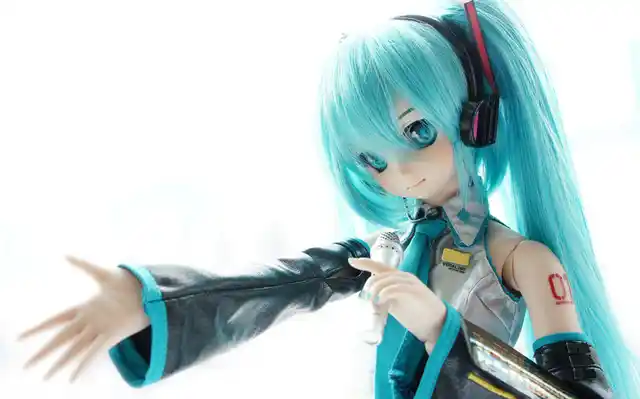 Hatsune Miku, the cyber celebrity that Kondo married. 