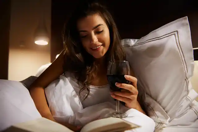 Drinking alcoholic beverages before bed is indeed unhealthy for sleep.