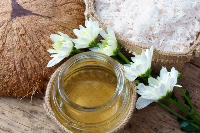 Mixing Nigella flowers with coconut oil helps in combating skin rashes.