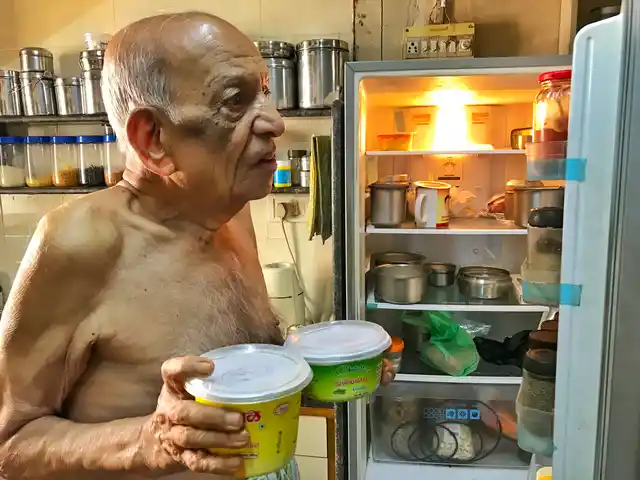 Narayan loves his meetha and shrikhand, while Iravati likes spicy food.