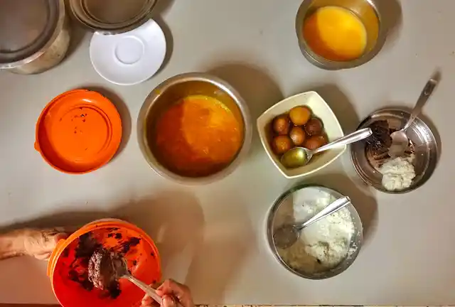 Cake, gulab jamun, coconut chutney and aamras was their spread for lunch.