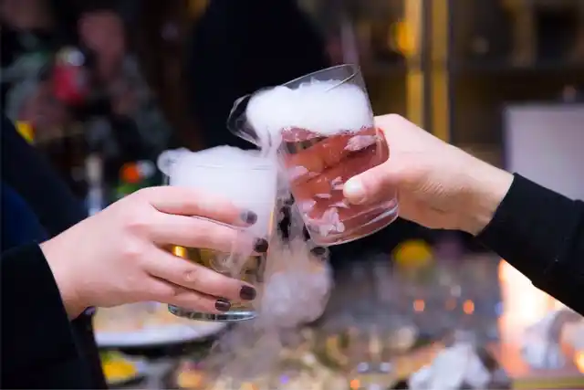 Dry ice in cocktai