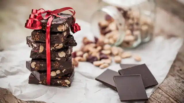 Feel like your festivities are incomplete without sweets? Opt for gifts of homemade sweets and confectioneries. 