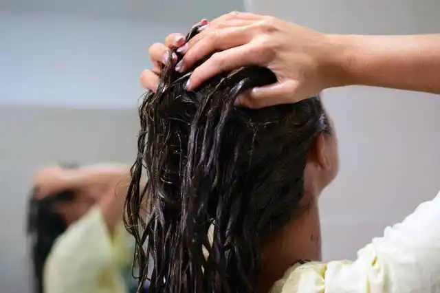 करी पत्तियां बालों के स्वास्थ्य और उन्हें बढ़ाने के अपने गुणों के लिए प्रसिद्ध हैं.