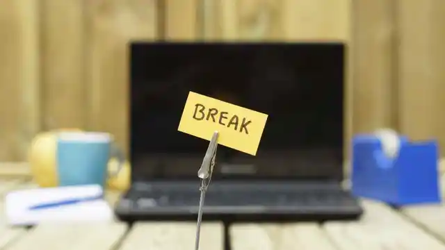 हर एक घंटे के स्क्रीन टाइम के बाद 5-10 मिनट के लिए नजरें हटा लें