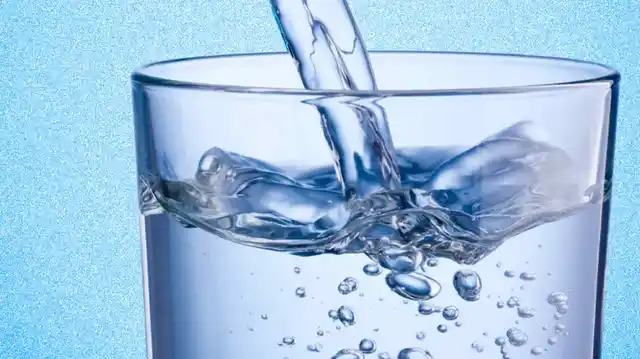 <b>अपनी डाइट में पानी की मात्रा बढ़ाएं</b>