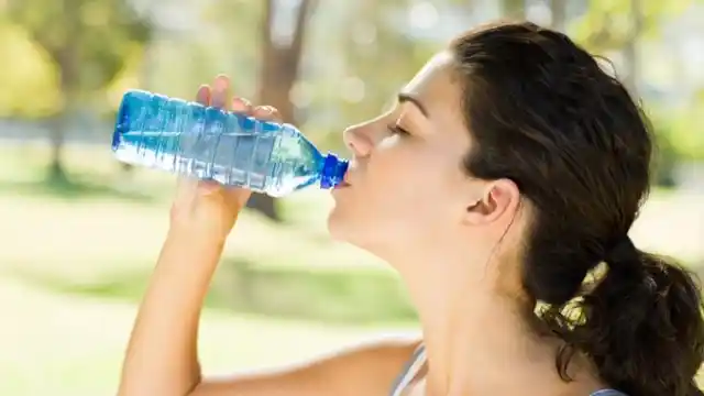 <b>आप जहां भी जाएं</b><b>,</b><b>पानी की एक छोटी बोतल अपने साथ रखें.</b>