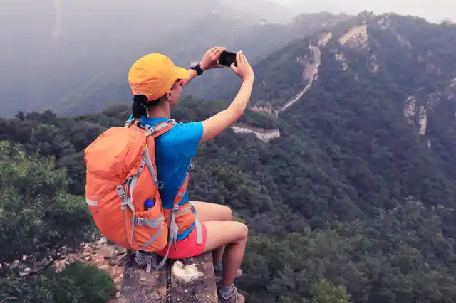 सैकड़ों लोगों की मौत सेल्फी लेते समय गिरने से हुई है.