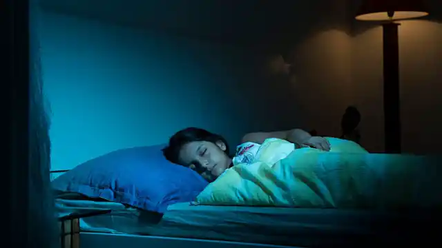 आपकी नींद पर कैफीन का प्रभाव इससे भी निर्धारित होता है कि आप पूरे दिन के दौरान और सोने से ठीक पहले कितना कैफीन ले चुके हैं. 