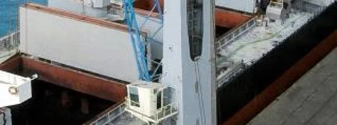 A Konecranes Gottwald Model 6 Mobile Harbor Crane handling bulk materials. A similar crane will be put into operation in the summer of 2018 by EBS in the Port of Rotterdam.