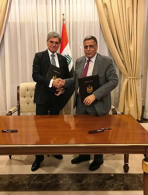 Joe Kaeser and Qasim Al-Fahdawi at the signing ceremony