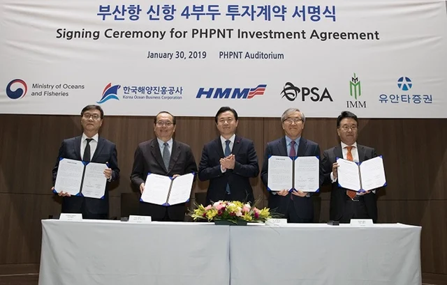 Representatives of HMM and PSA at the signing 