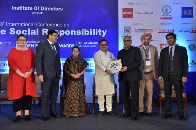 Tristar Group CEO Eugene Mayne (3rd from right) receives the award in Mumbai, India.