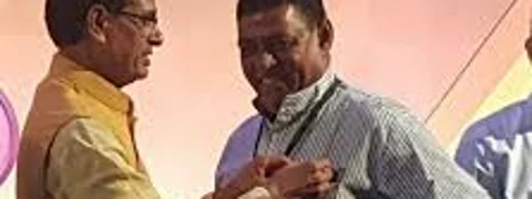 BJP नेता प्रहलाद बंधवार के साथ मध्यप्रदेश के पूर्व मुख्यमंत्री शिवराज चौहान 