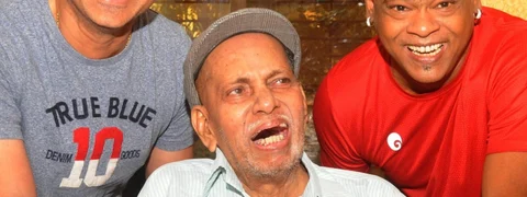 सचिन तेंदुलकर और विनोद कांबली के साथ कोच रमाकांत आचरेकर (Ramakant Achrekar)