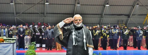 पुलवामा आतंकी हमले में शहीद हुए जवानों को नमन करते हुए PM modi 