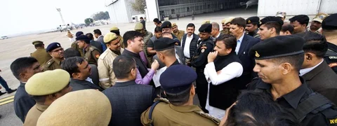 अखिलेश यादव का प्लेन लखनऊ एयरपोर्ट पर रुका