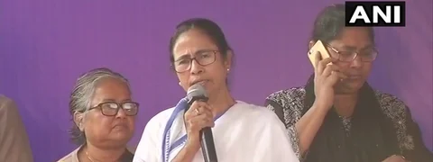 ममता के धरने से हिली दिल्ली