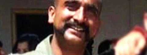 भारतीय वायुसेना के पायलट विंग कमांडर अभिनंदन वर्थमान