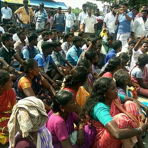 அம்பேத்கர் பேனர் கிழிப்பால் 4 மணி நேரம் ஸ்தம்பித்த தேசிய நெடுஞ்சாலை!