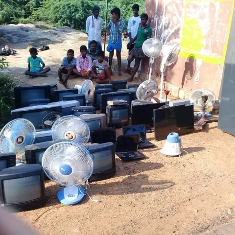 `டிவி, மிக்சி, ஃபேன் , பிரிட்ஜ்.. எல்லா பொருளும் போச்சு!’ - மின்கோளாறால் கதறும் கிராம மக்கள்