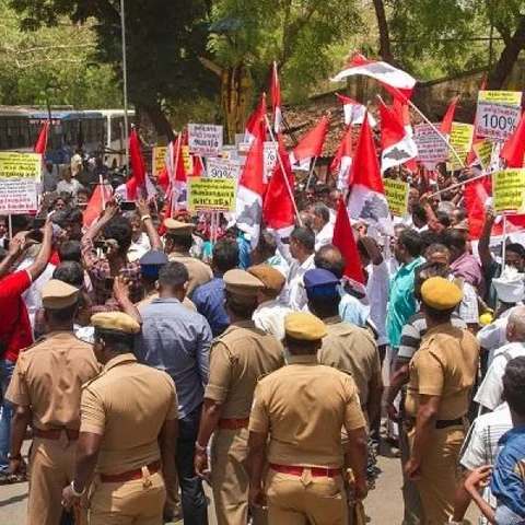 `300 பேரில் ஒருவர்கூட தமிழர் இல்லை' - திருச்சி ரயில்வே பணிமனையில் வெடித்த போராட்டம்