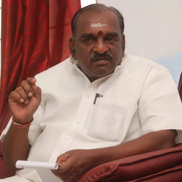 திமிறும் தமிழகம்: அவசரச் சட்டம் பிறப்பித்தார் ஆளுநர்! அலங்காநல்லூரில் நாளை ஜல்லிக்கட்டு #LiveUpdate