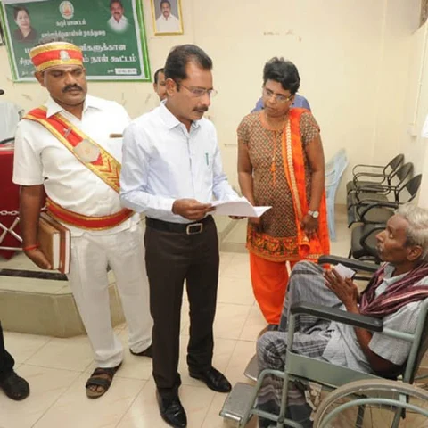 மனுக்கள் வழங்கியவுடன் உடனடி நடவடிக்கை - மாற்றுத்திறனாளிகளுக்கு உதவிய கரூர் கலெக்டர்!