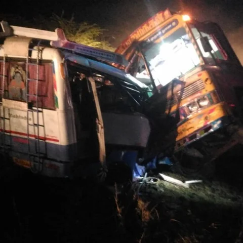 நேருக்கு நேர் மோதிய லாரி - வேன்; மஞ்சள் நீராட்டு விழாவுக்குச் சென்றவர்களுக்கு நடந்த சோகம்