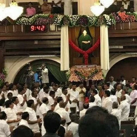 ``ஜெயலலிதா மரணத்தில் இருந்தது, புகைப்படத் திறப்பில் ஏன் இல்லை?’’ - விஜயதரணி