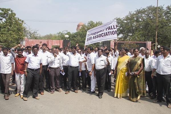 திருச்சியில் அடிக்கடி நடக்கும் காவல்துறை - வழக்கறிஞர்கள் மோதல் போராட்டம்..!