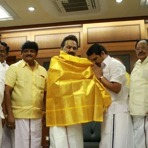 கரூரை கதிகலக்கும் இணைப்பு விழாக்கள்! - போட்டி போடும் அ.தி.மு.க, தி.மு.க