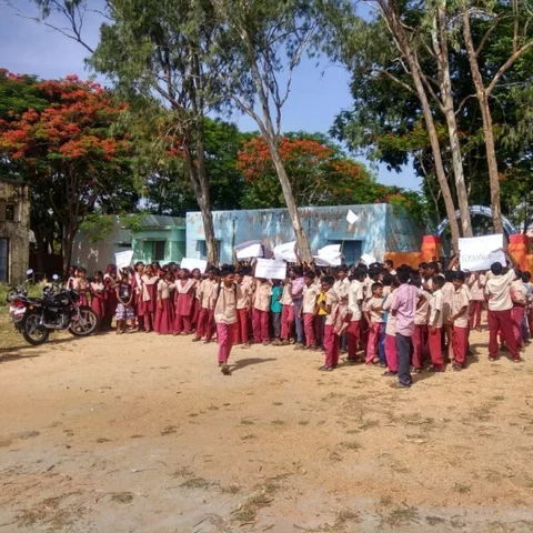 டிரான்ஸ்ஃபரான ஆசிரியர்கள்... கதறி அழுத மாணவர்கள்... நிஜமான `சாட்டை' படத்தின் கதை