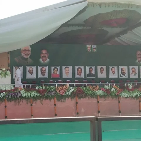அ.தி.மு.க - பா.ஜ.க கூட்டணி பிரசார மேடையிலிருந்து விஜயகாந்த் - ஜி.கே.வாசன் படங்கள் திடீர் அகற்றம்!