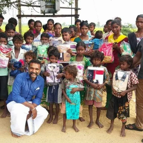 `கல்வியால் மட்டுமே எல்லாவற்றையும் சாதிக்க முடியும்!' - பழங்குடியின கிராமத்தைத் தத்தெடுத்த நம்பிக்கை மனிதர்