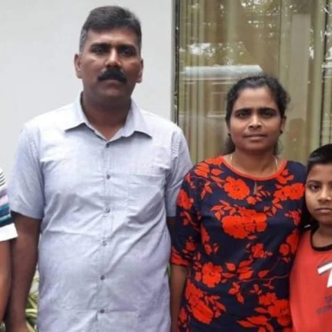 `அந்த நபரிடம் `பை'யில் என்ன இருக்கிறதுன்னு என் கணவர் கேட்டார்; குண்டுவெடிப்பில் இறந்துவிட்டார்!' - இலங்கைப் பெண் கண்ணீர்
