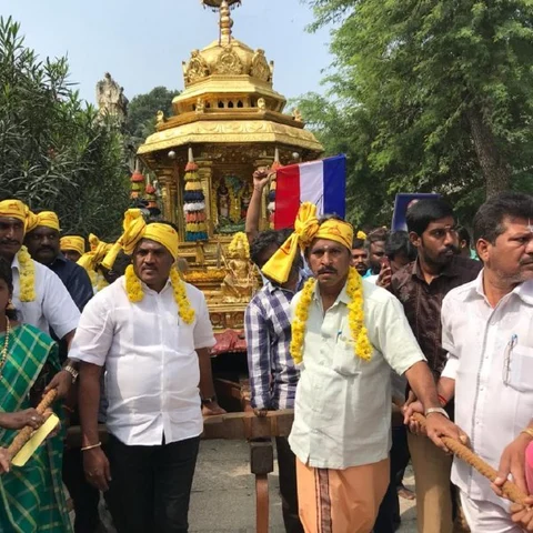 ‘வேலூர் கோட்டையில் குவிந்த மக்கள் மன்றத்தினர்!’ ரஜினிக்காக தங்கத்தேர் இழுத்து வழிபாடு