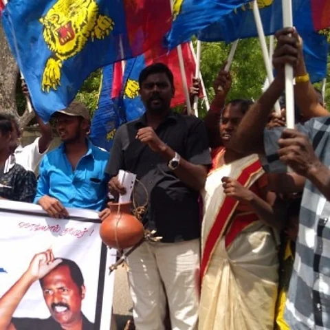 சுடுகாட்டுப் பாதை பிரச்னையைத் தீர்க்க வலியுறுத்தி ஆட்சியர் அலுவலகத்தில் நூதன ஆர்ப்பாட்டம்!