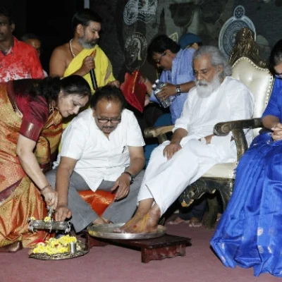ஜேசுதாசுக்கு பாதபூஜை செய்த எஸ்.பி.பி..!