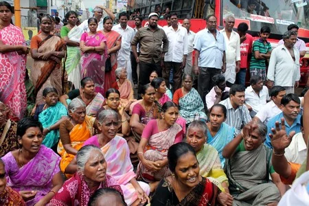 காஞ்சியில் தனியார் மதுக்கடையை அகற்ற கோரி பொதுமக்கள் மறியல் (படங்கள்)
