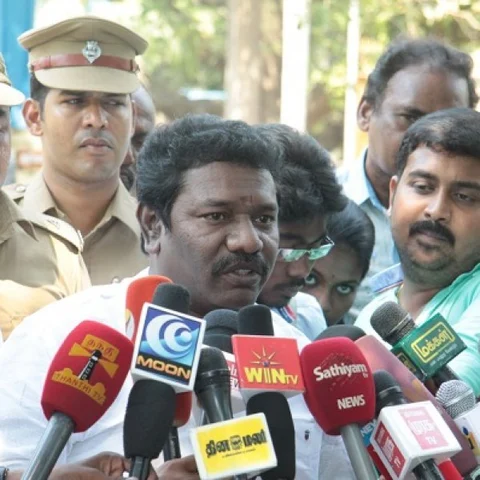 `தலைமறைவாக இல்ல; வீட்டில்தான் இருக்கேன்!'- கருணாஸ்